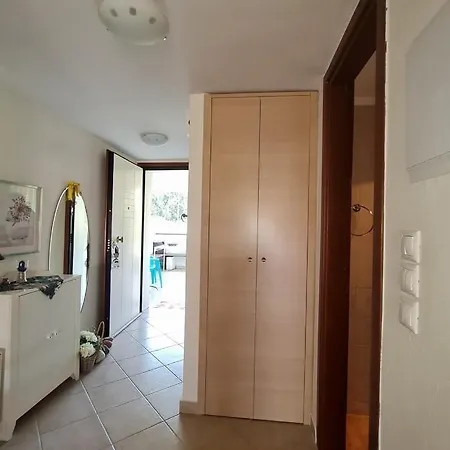 Lejlighed Cozy 2br In Mola Kaliva With Sea View